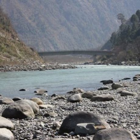 River-ravi-surrounded-by-mountains-and-pebbles-529x338
